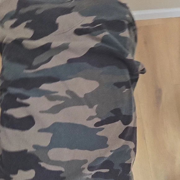 Hollister Men's Camouflage Tee - Black and Tan - Picture 4 of 7